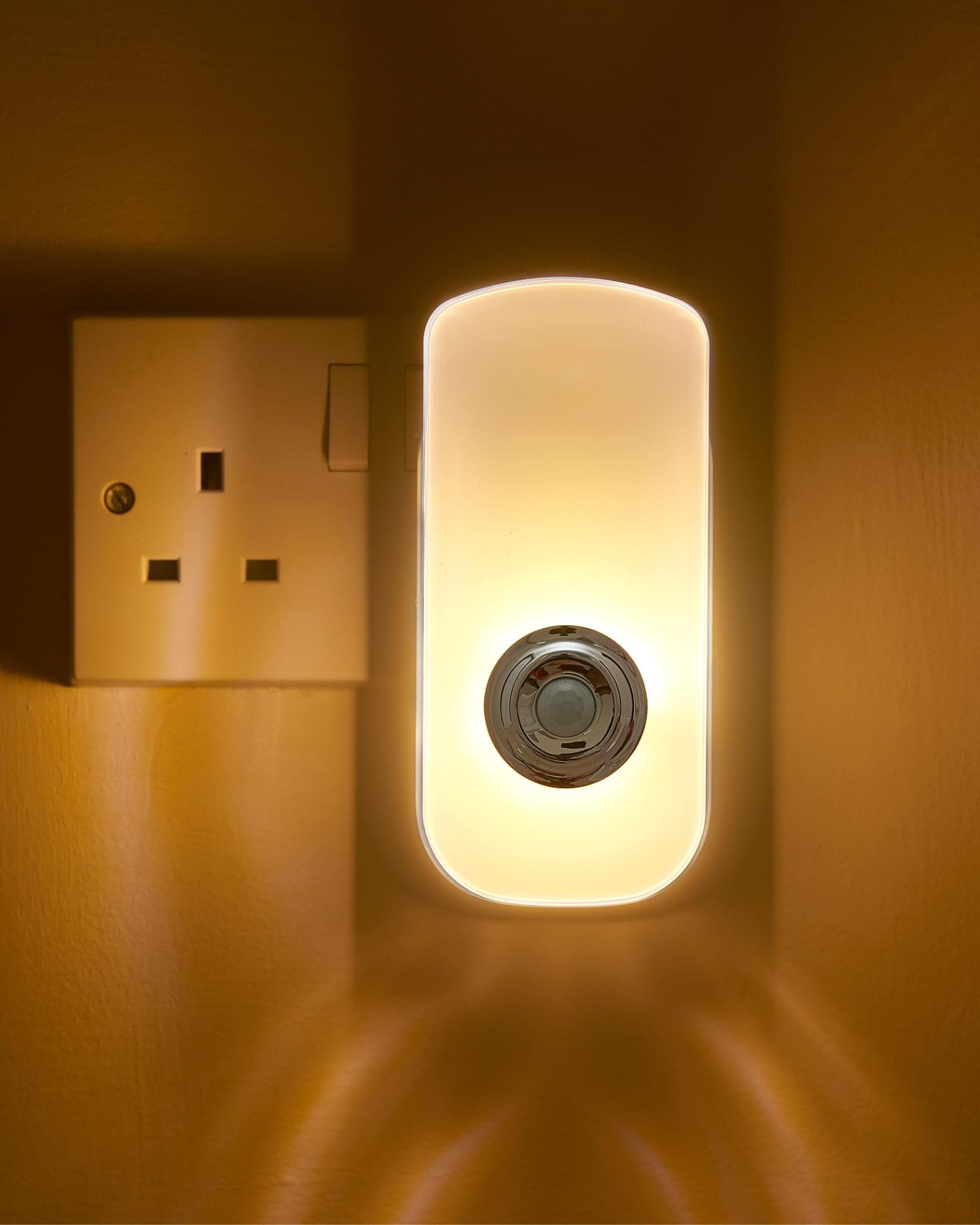 Plug In PIR Motion Sensor LED Night Light Hallway Safety Living Aid & Emergency Torch - Warm White
