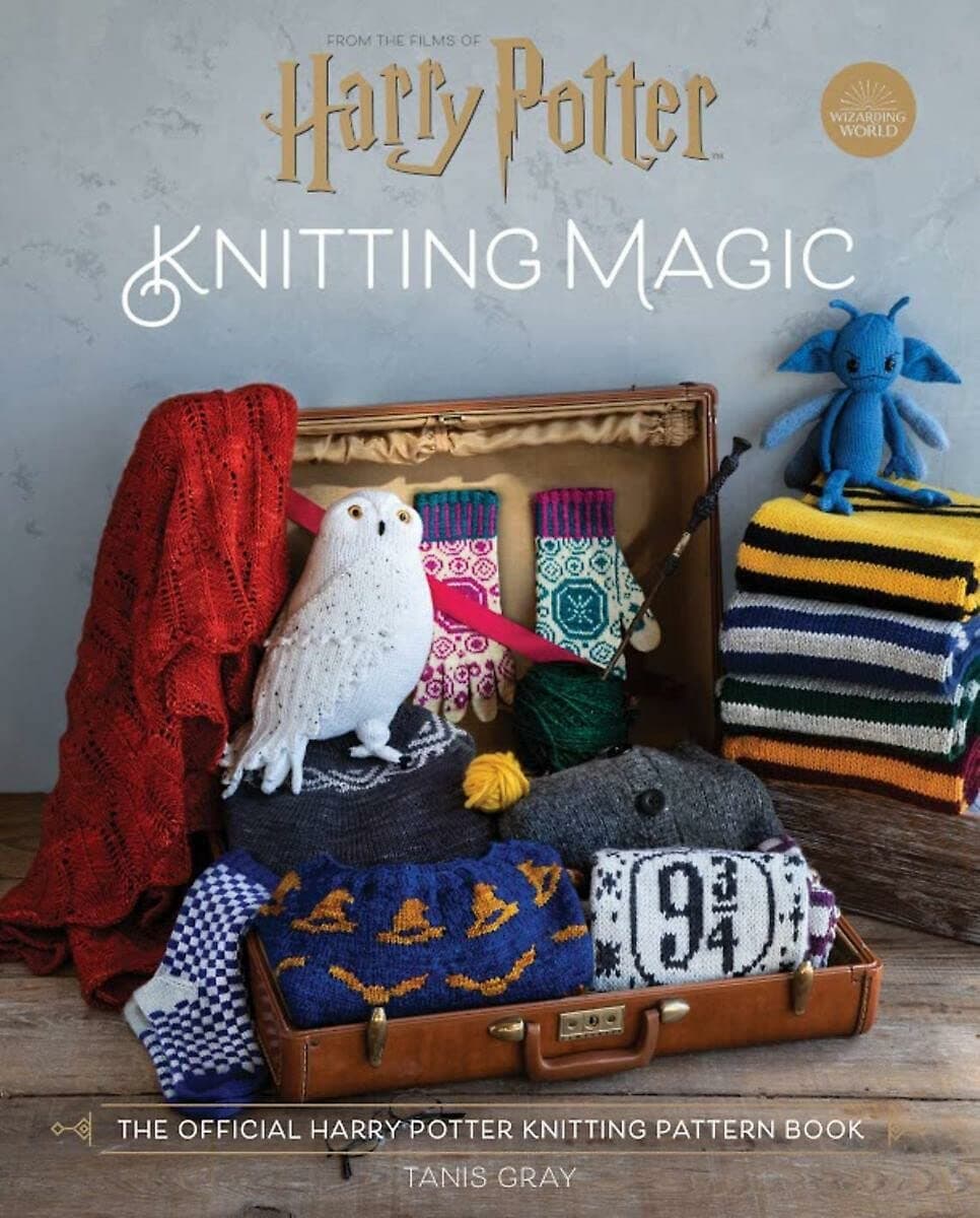 Harry Potter Knitting Magic: The official Harry Potter knitting pattern book Hardcover – 28 Jan. 2020